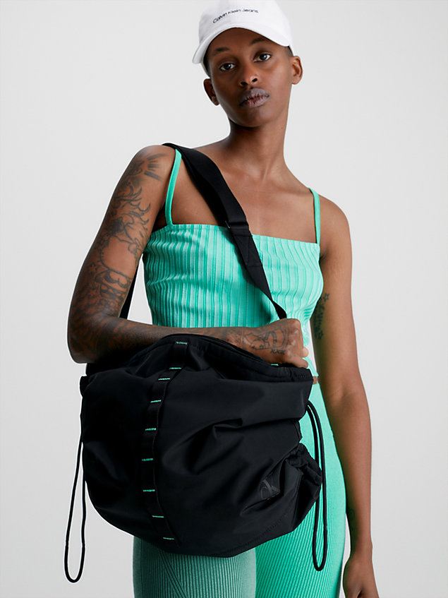 black duża torba przez ramię z diagonalu z recyklingu dla kobiety - calvin klein jeans