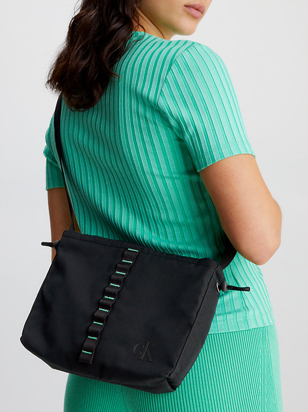 black torba przez ramię z diagonalu z recyklingu dla kobiety - calvin klein jeans