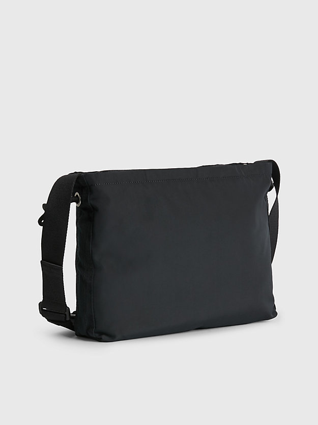 black torba przez ramię z diagonalu z recyklingu dla kobiety - calvin klein jeans