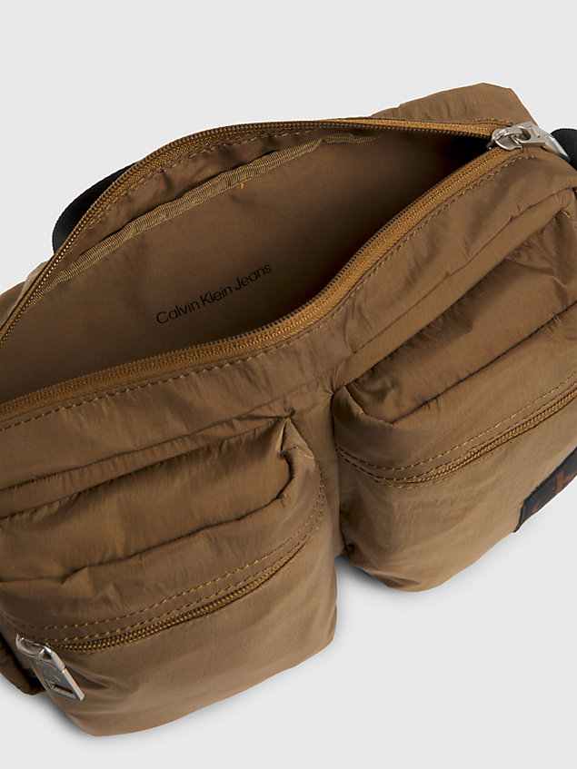brown crossbody bag aus recyceltem nylon für damen - calvin klein jeans