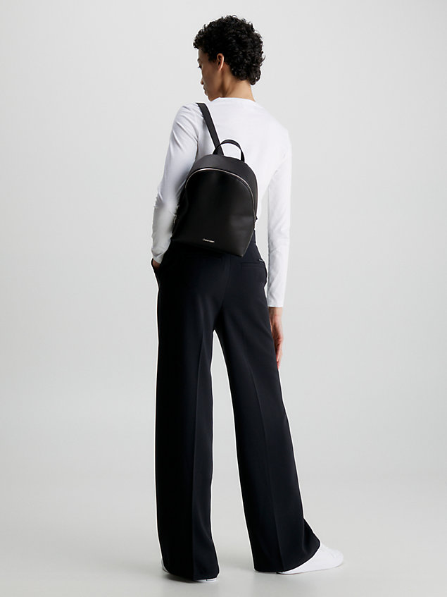 black okrągły plecak z materiałów z recyklingu dla kobiety - calvin klein