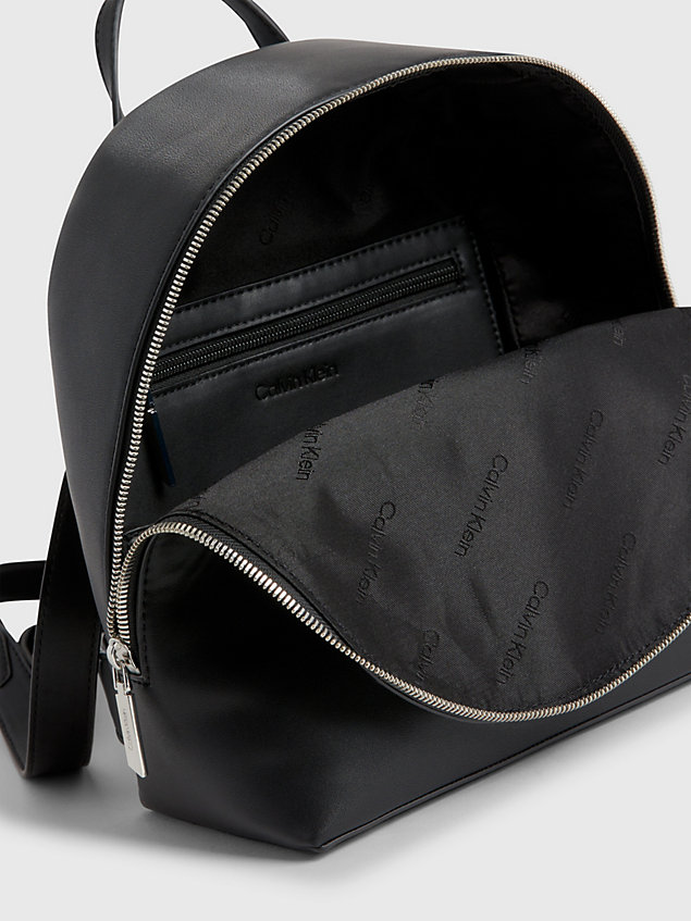 black runder rucksack aus recyceltem material für damen - calvin klein
