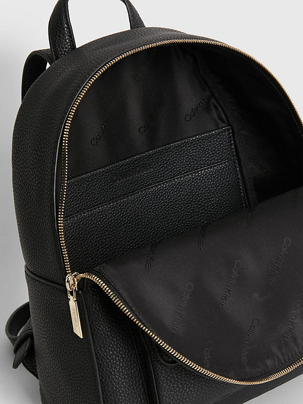 CK BLACK Runder Rucksack aus recyceltem Material für Damen CALVIN KLEIN