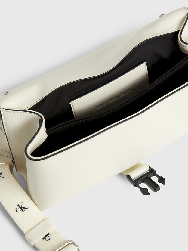ivory schultertasche aus kunstleder für damen - calvin klein jeans