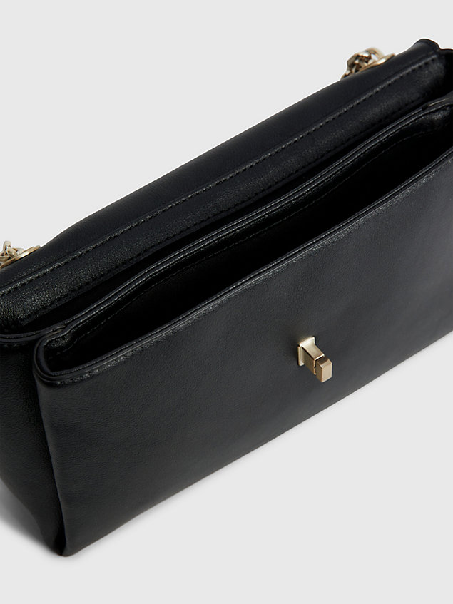 black wandelbare schultertasche aus recycling-material für damen - calvin klein