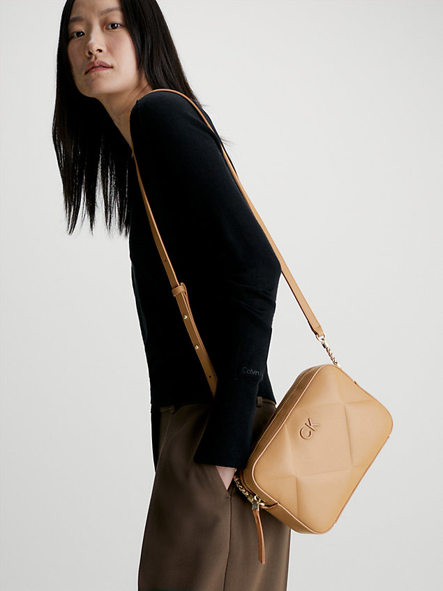 brown pikowana torba przez ramię dla kobiety - calvin klein