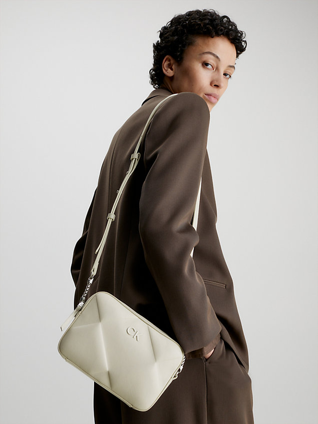 grey pikowana torba przez ramię dla kobiety - calvin klein