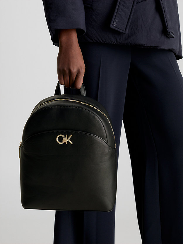 CK BLACK Okrągły plecak z materiałów z recyklingu dla Kobiety CALVIN KLEIN