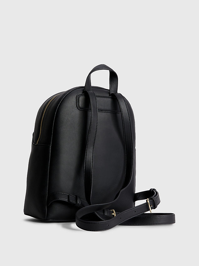 black runder rucksack aus recyceltem material für damen - calvin klein