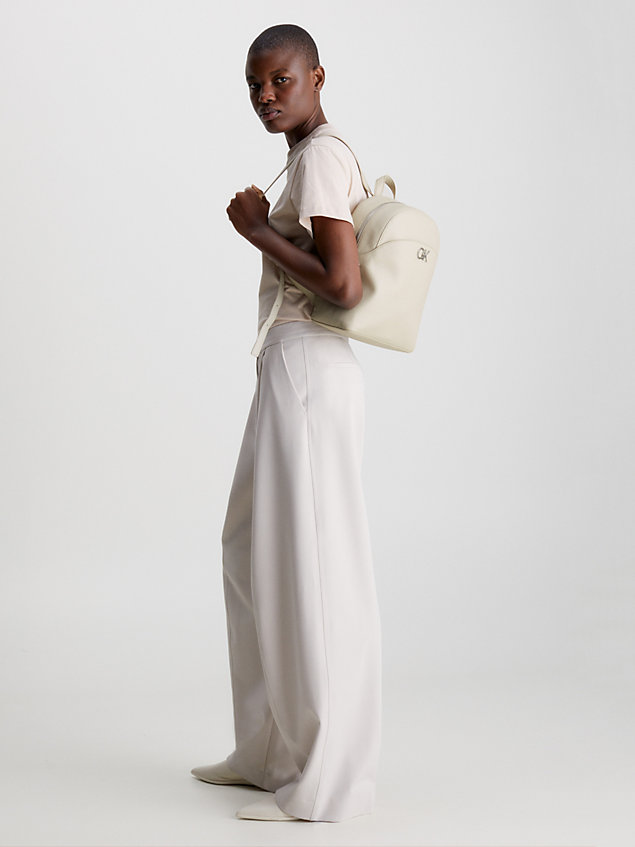 grey okrągły plecak z materiałów z recyklingu dla kobiety - calvin klein