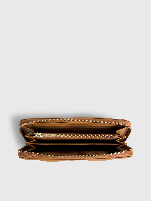 brown großes gestepptes portemonnaie mit rundum-reißverschluss für damen - calvin klein