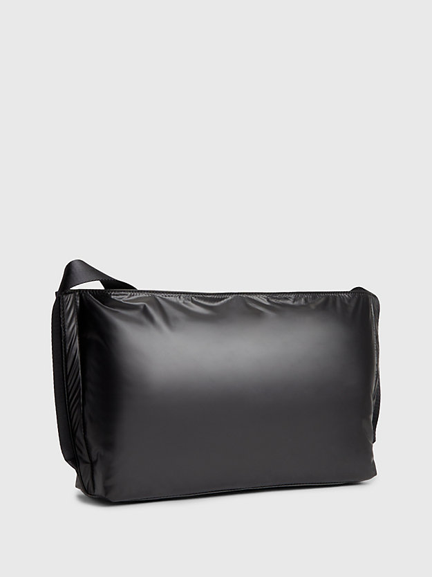 black schultertasche aus recyceltem material für damen - calvin klein jeans