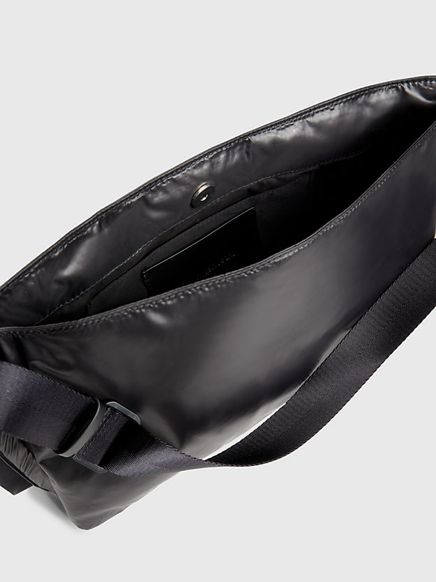 black schultertasche aus recyceltem material für damen - calvin klein jeans