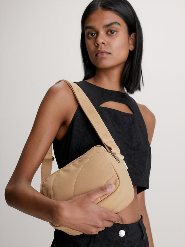 beige torba przez ramię z materiałów z recyklingu dla kobiety - calvin klein jeans