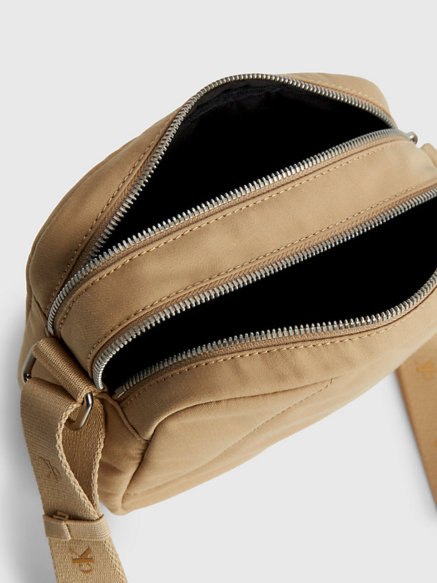 beige torba przez ramię z materiałów z recyklingu dla kobiety - calvin klein jeans