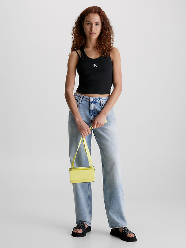 porte-téléphone en bandoulière en nylon recyclé yellow sand pour femmes calvin klein jeans