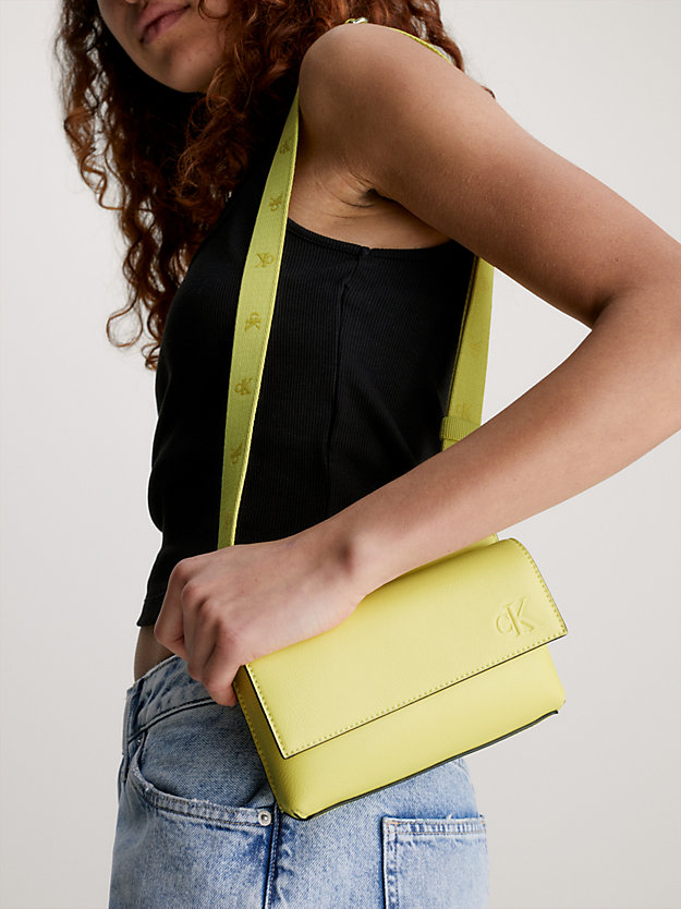 YELLOW SAND Crossbody-Handy-Tasche aus recyceltem Material für Damen CALVIN KLEIN JEANS