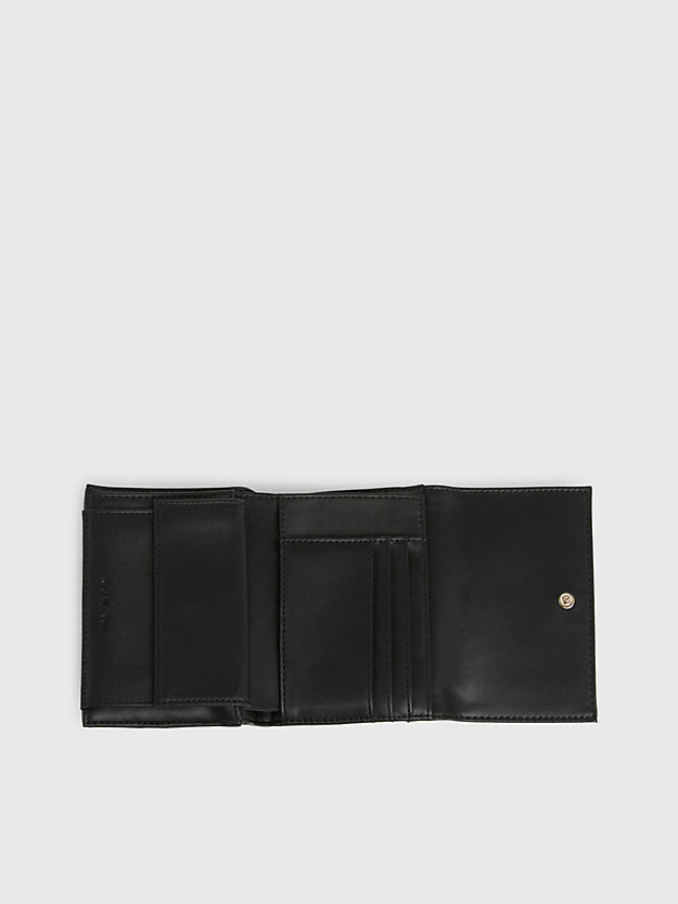 ck black dreifach faltbares portemonnaie aus recyceltem material für damen - calvin klein