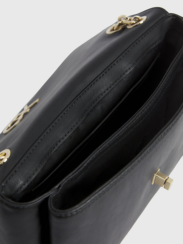 black wandelbare schultertasche für damen - calvin klein