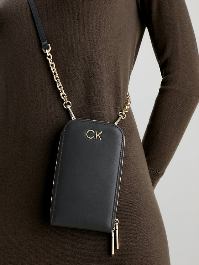 black woreczek na telefon i portfel przez ramię dla kobiety - calvin klein