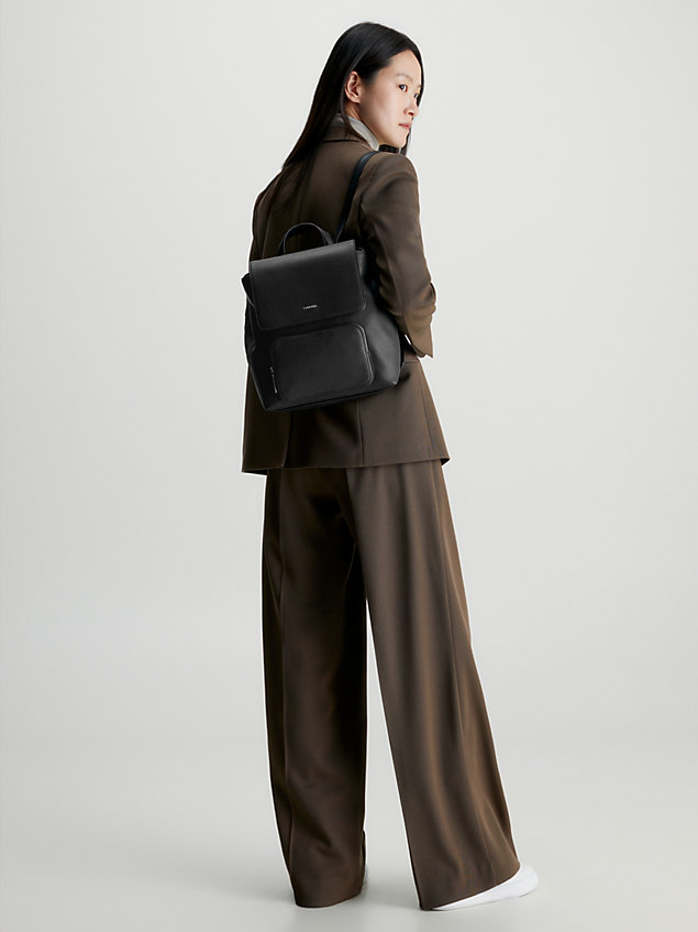 black plecak z klapą ze sztucznej skóry dla kobiety - calvin klein