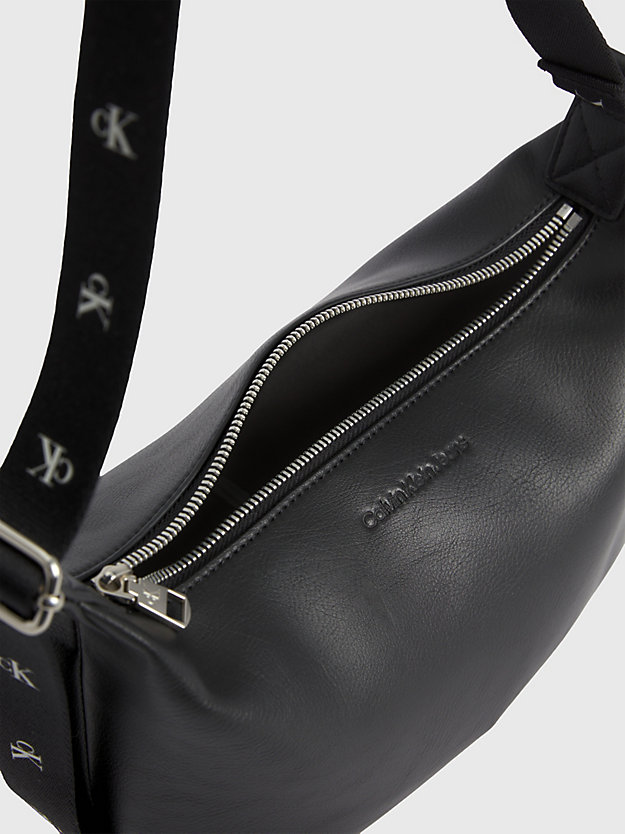 black schultertasche aus kunstleder für damen - calvin klein jeans