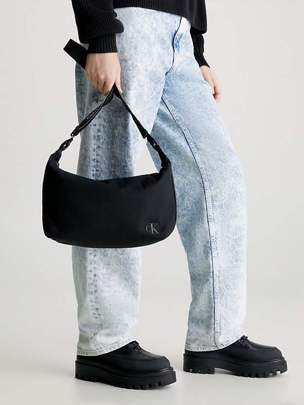 black torba na ramię z diagonalu dla kobiety - calvin klein jeans
