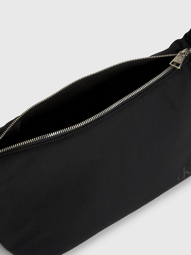 black schultertasche aus twill für damen - calvin klein jeans
