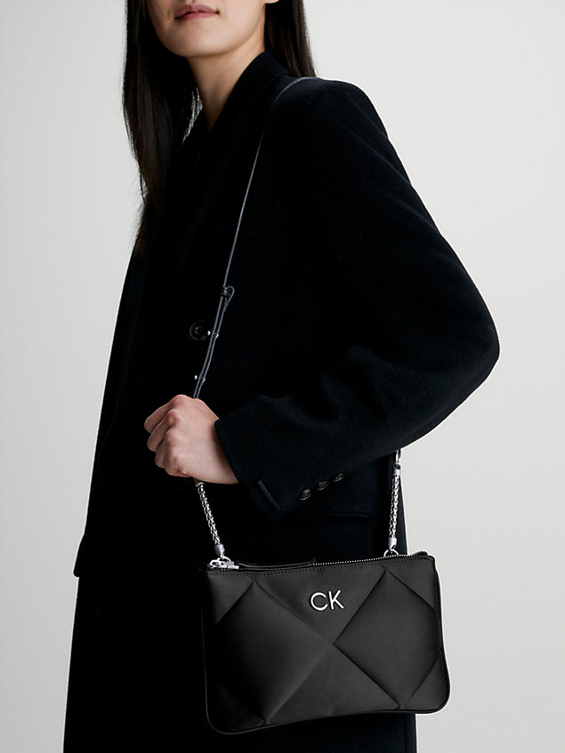 black pikowana satynowa torba przez ramię dla kobiety - calvin klein