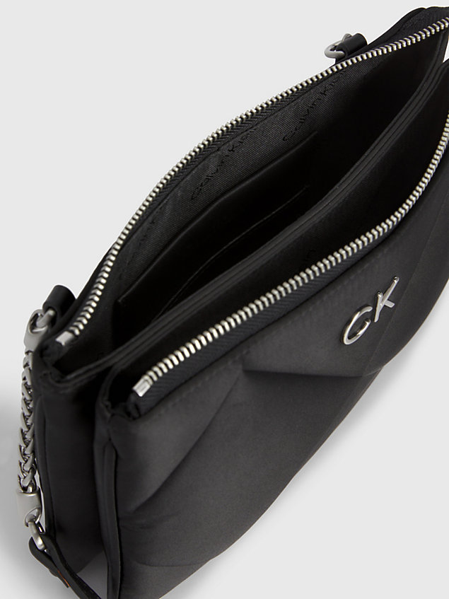 black gesteppte crossover-bag aus satin für damen - calvin klein