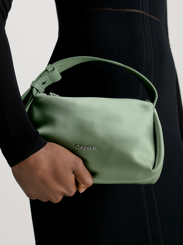 green satynowa mała torba na ramię dla kobiety - calvin klein