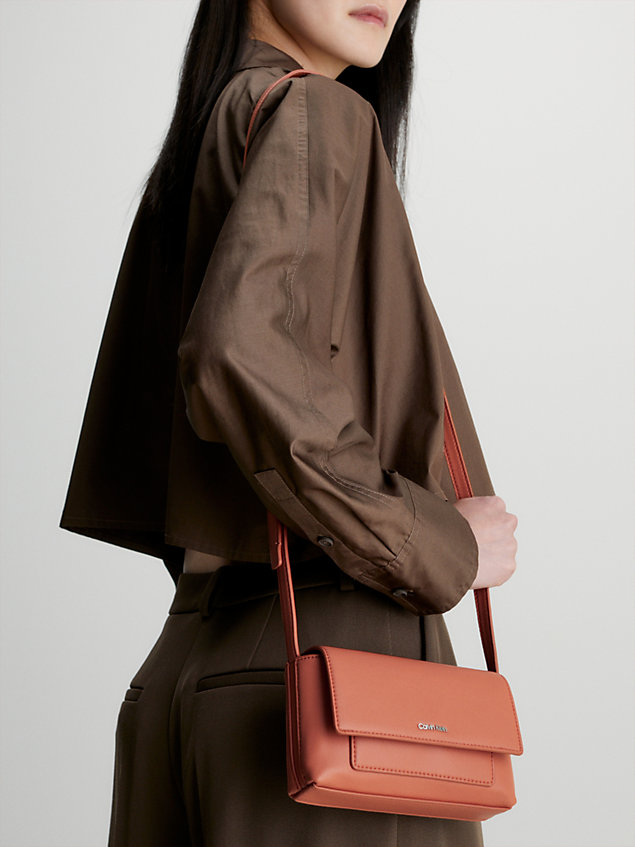 brown mała torba przez ramię dla kobiety - calvin klein