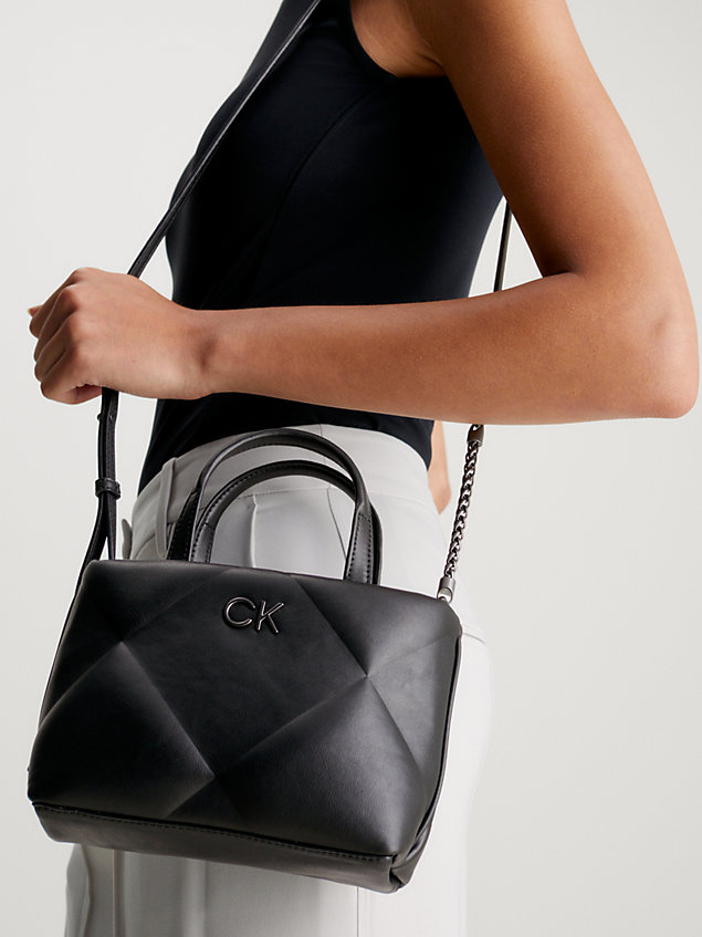 black mała pikowana torba tote przez ramię dla kobiety - calvin klein
