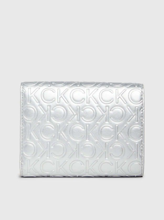 silver emb/deb metallic-crossbody wallet bag für damen - calvin klein