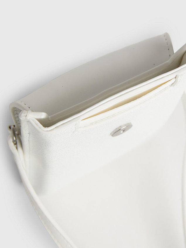 white crossbody-handy-tasche aus recyceltem material für damen - calvin klein