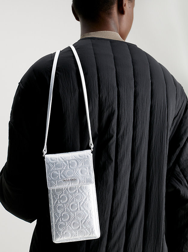 silver emb/deb metaliczna torba na telefon przez ramię dla kobiety - calvin klein