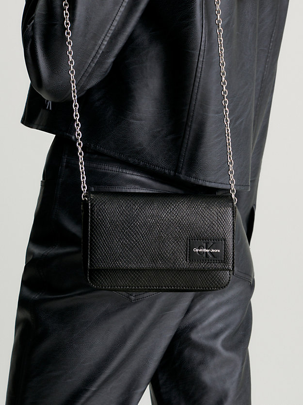 black crossbody portemonnaie-tasche aus schlangenleder für damen - calvin klein jeans