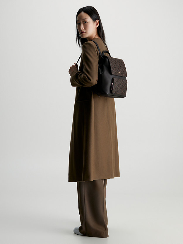 brown mono rucksack mit logo-klappe für damen - calvin klein