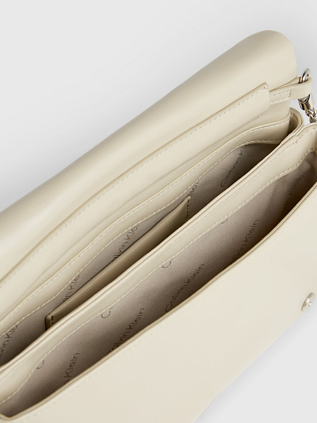 stoney beige doorgestikte schoudertas voor dames - calvin klein