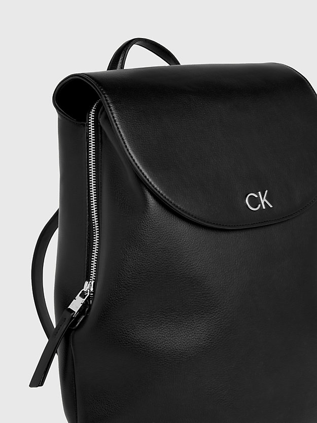 ck black rucksack mit klappe für damen - calvin klein