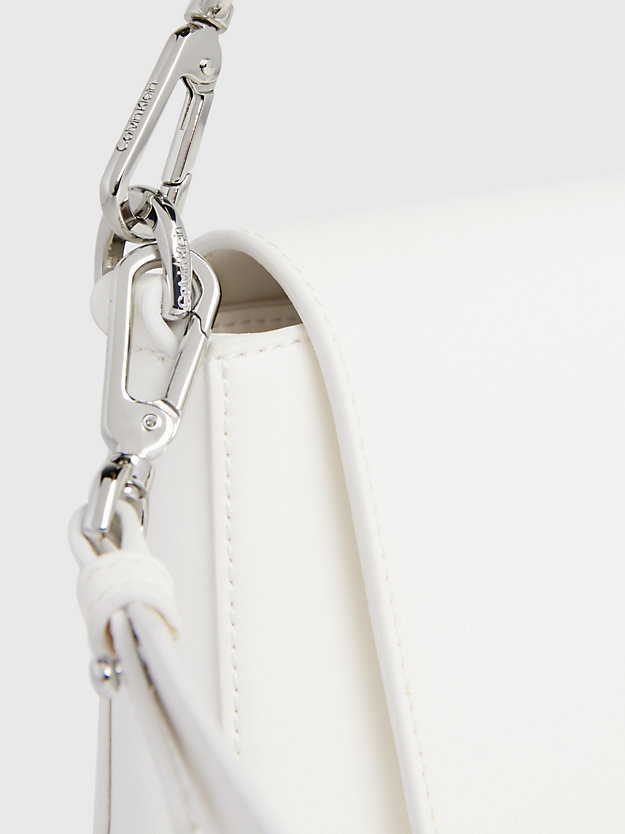 bright white schultertasche für damen - calvin klein