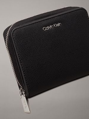 pvh black portfel z zamkiem wokół dla kobiety - calvin klein