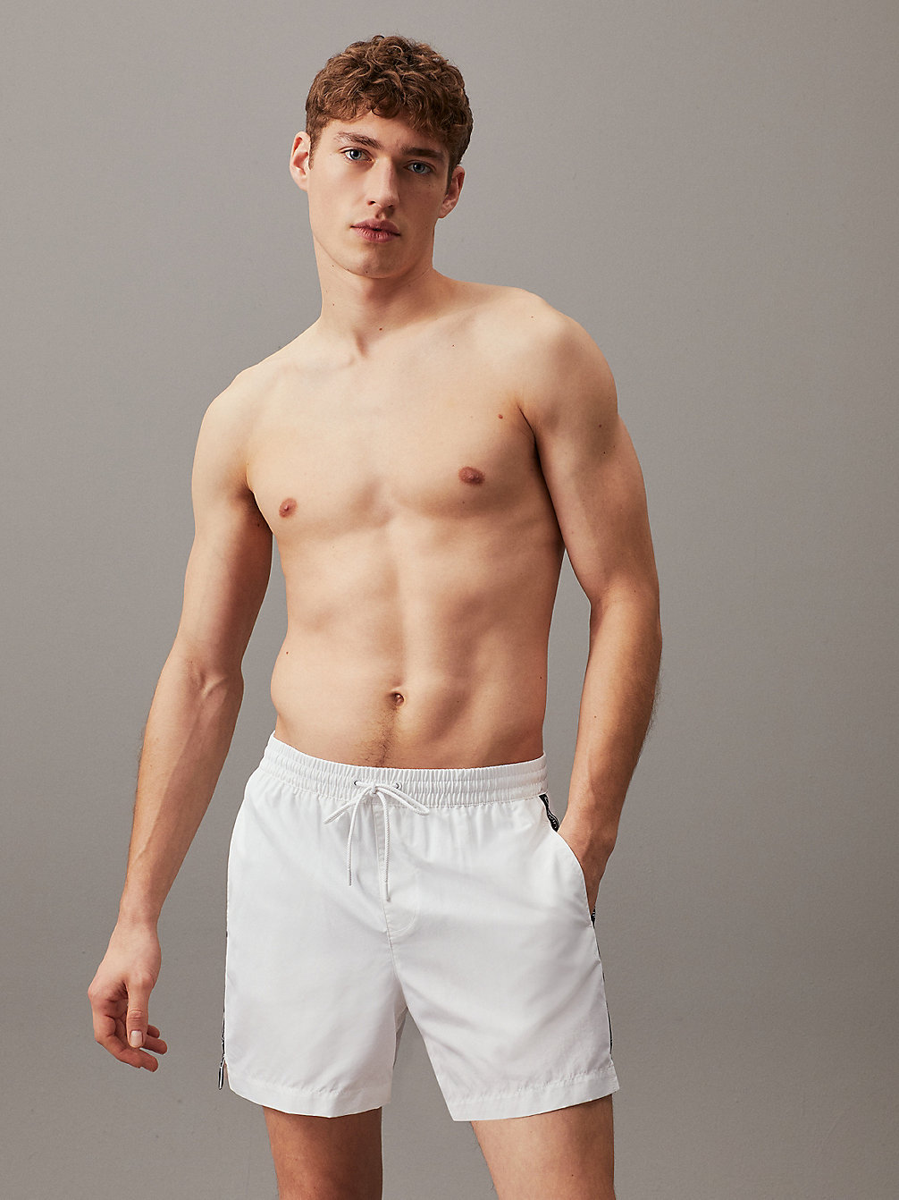 Pantaloncini Da Bagno Con Cordoncino Medio - Logo Tape > PVH CLASSIC WHITE > undefined uomo > Calvin Klein