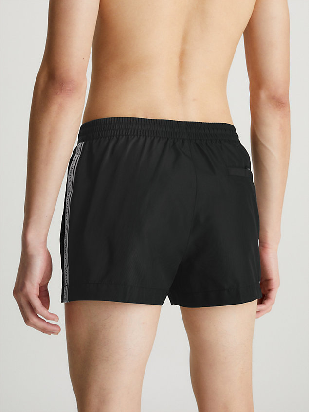 black szorty kąpielowe o krótkiej długości ściągane sznureczkiem - logo tape dla mężczyźni - calvin klein