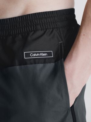 OIL GREY Kurze Läufer-Badeshorts – Core Solids für Herren CALVIN KLEIN