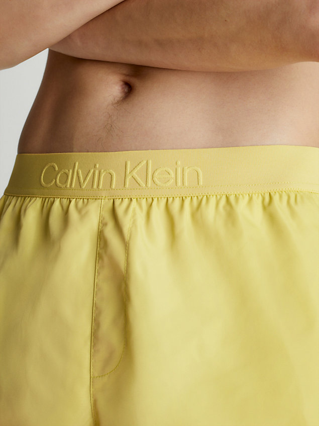 gold badeshorts mit doppeltem logo-bund – ck logo für herren - calvin klein