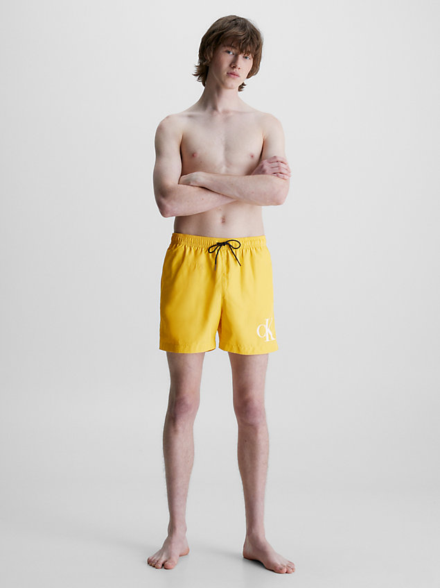 bañador de largo medio con cordón - ck monogram yellow de hombre calvin klein