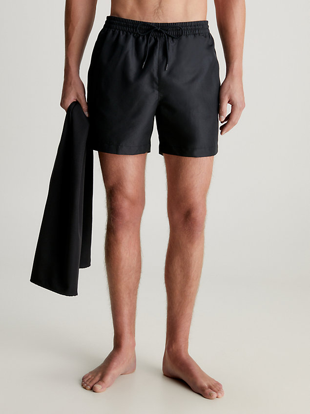 pantaloncini da bagno e asciugamano in confezione regalo black da uomo calvin klein