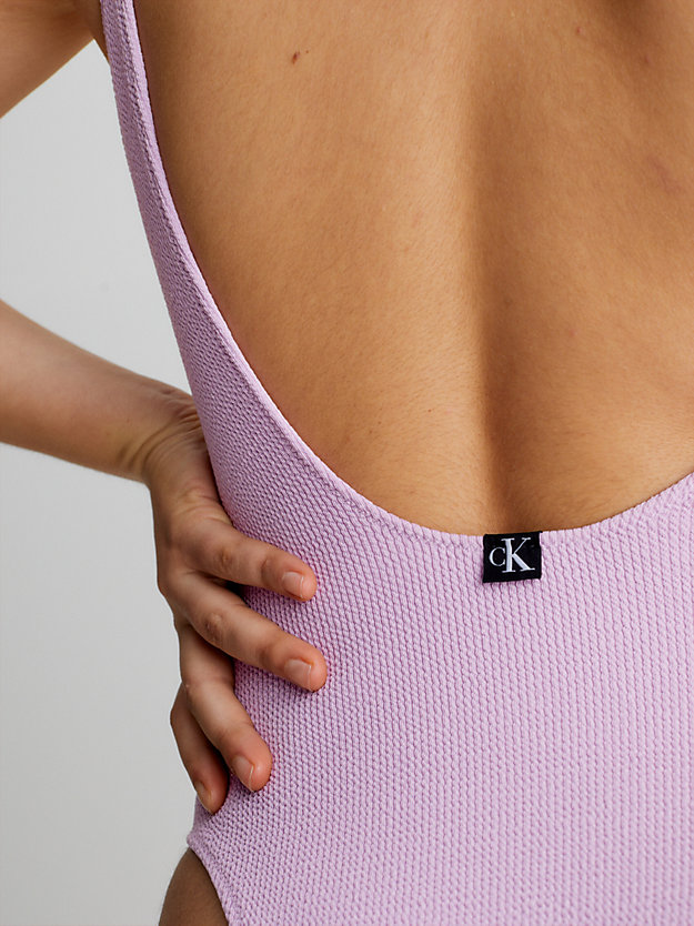 IRIS MIST Scoop Back Badeanzug – CK Texture für Damen CALVIN KLEIN