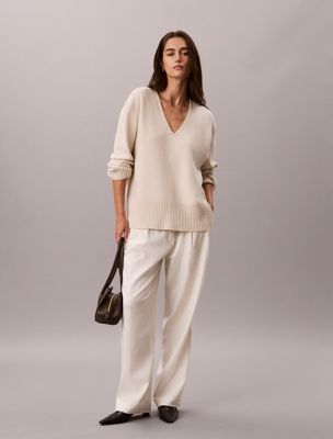 beige sweter z wełny z dekoltem w serek dla kobiety - calvin klein